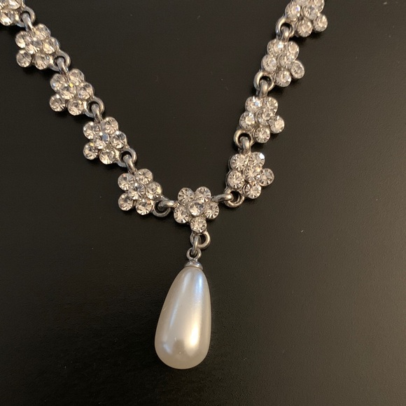 Elegant Silver Floral Rhinestones Necklace and Matching Earrings, Costume - Picture 2 of 7